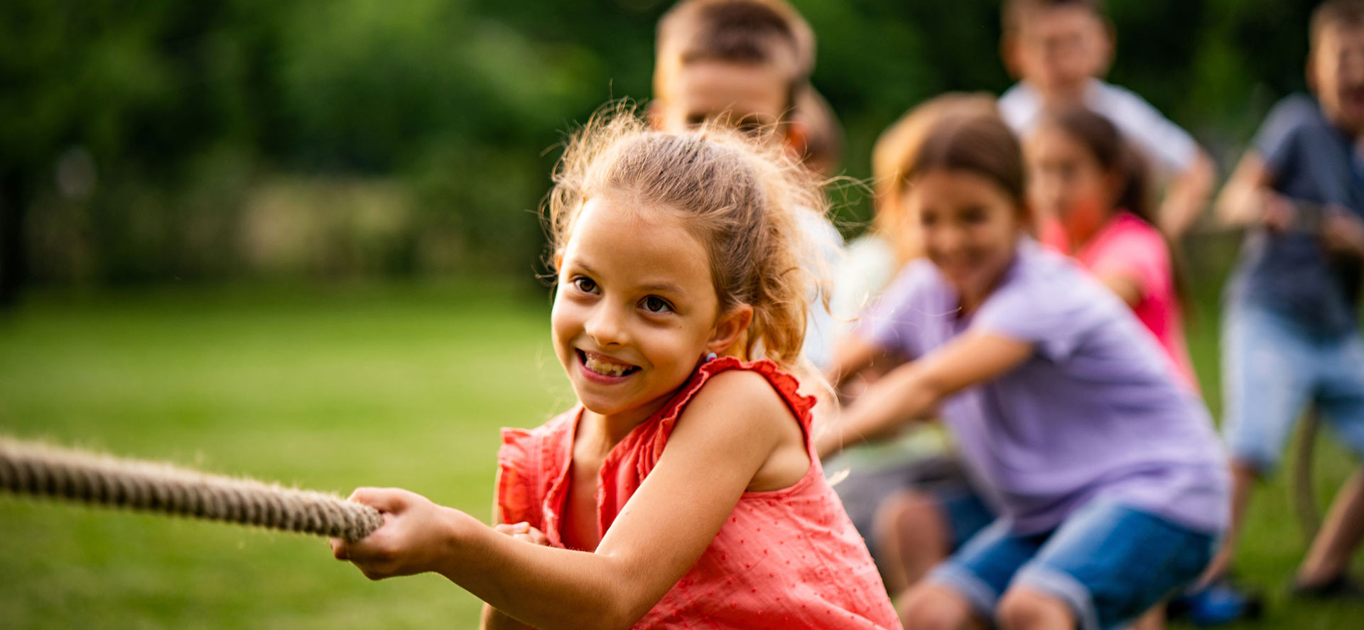 Kinder beim Tauziehen